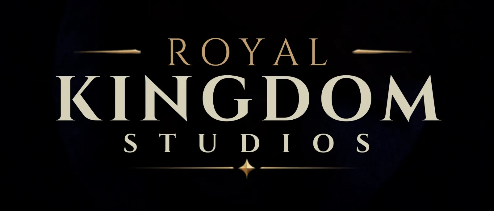 Logotipo de Royal Kingdom Studios: Royal en dorado, Kingdom Studios en marfil, entre líneas doradas